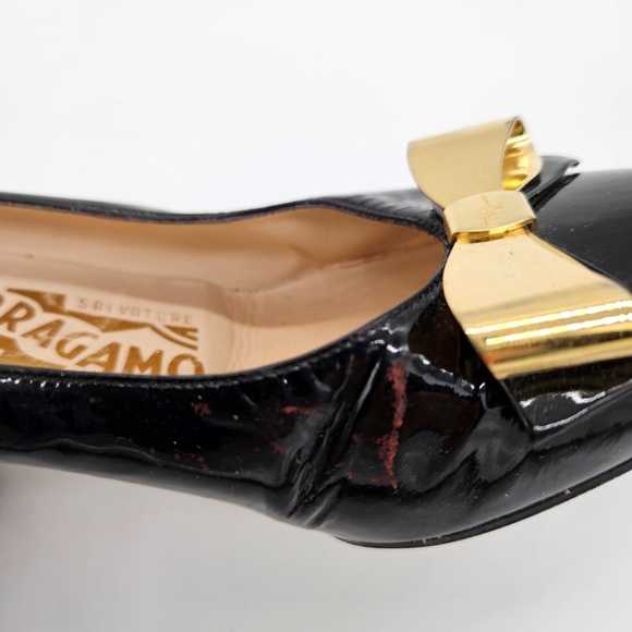 VTG Salvatore Ferragamo Black Patent Leather w/ Gold Metal Bows Pumps Size 5 - Picture 10 of 10